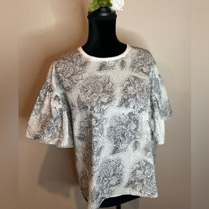 Senlis~NWOT~White & Black Floral Dakota Ruffle Sleeve Top~Ribbed Neck~Size M